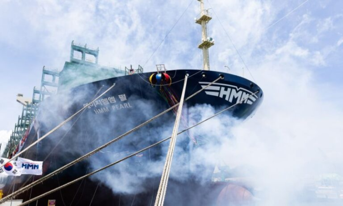 HD Hyundai Heavy Industries delivered a 13,000 TEU LNG dual-fuel ...